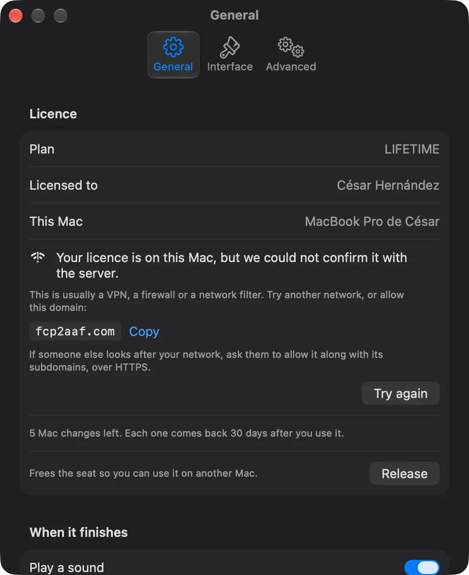 La pestaña General con una licencia de por vida que no se pudo confirmar: el plan, a nombre de quién está y este Mac, y debajo un aviso que dice que la licencia está en este Mac pero que no se pudo confirmar con el servidor, que suele ser una VPN, un firewall o un filtro de red, con el dominio fcp2aaf.com listo para copiar, el consejo para quien administra la red y un botón Try again.