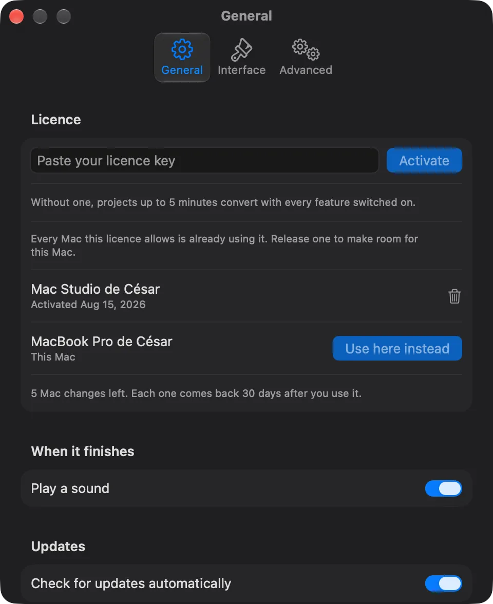 La pestaña General con la licencia ya en uso en otro Mac: el campo de la clave, una línea que dice que todos los Mac que permite esta licencia ya la están usando, Mac Studio de César con el día en que se activó y un botón para liberarlo, este Mac, MacBook Pro de César, con Use here instead, y una línea que dice que quedan 5 cambios de Mac.
