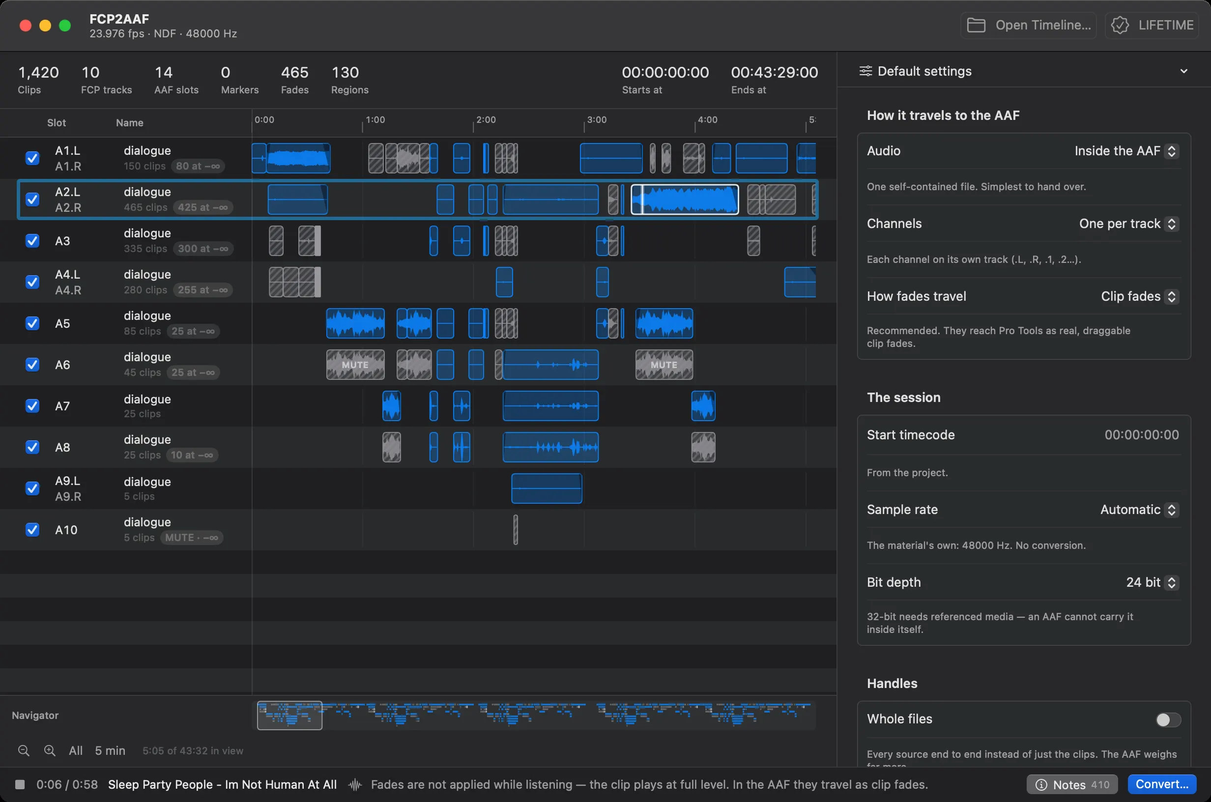 La ventana de fcp2aaf con un clip sonando: su pista resaltada, el cabezal cruzando el waveform, y al pie de la ventana el transporte con la posición, el nombre de la grabación y el aviso de que los fundidos no se aplican mientras escuchas.