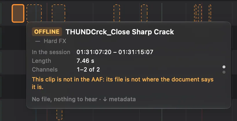 La tarjeta de un clip offline en fcp2aaf: la etiqueta OFFLINE junto a la grabación THUNDCrck_Close Sharp Crack, de Hard FX, dónde cae en la sesión, 7.46 segundos, los canales 1–2 de 2 y una línea naranja que dice que el clip no va en el AAF porque su archivo no está donde dice el documento.