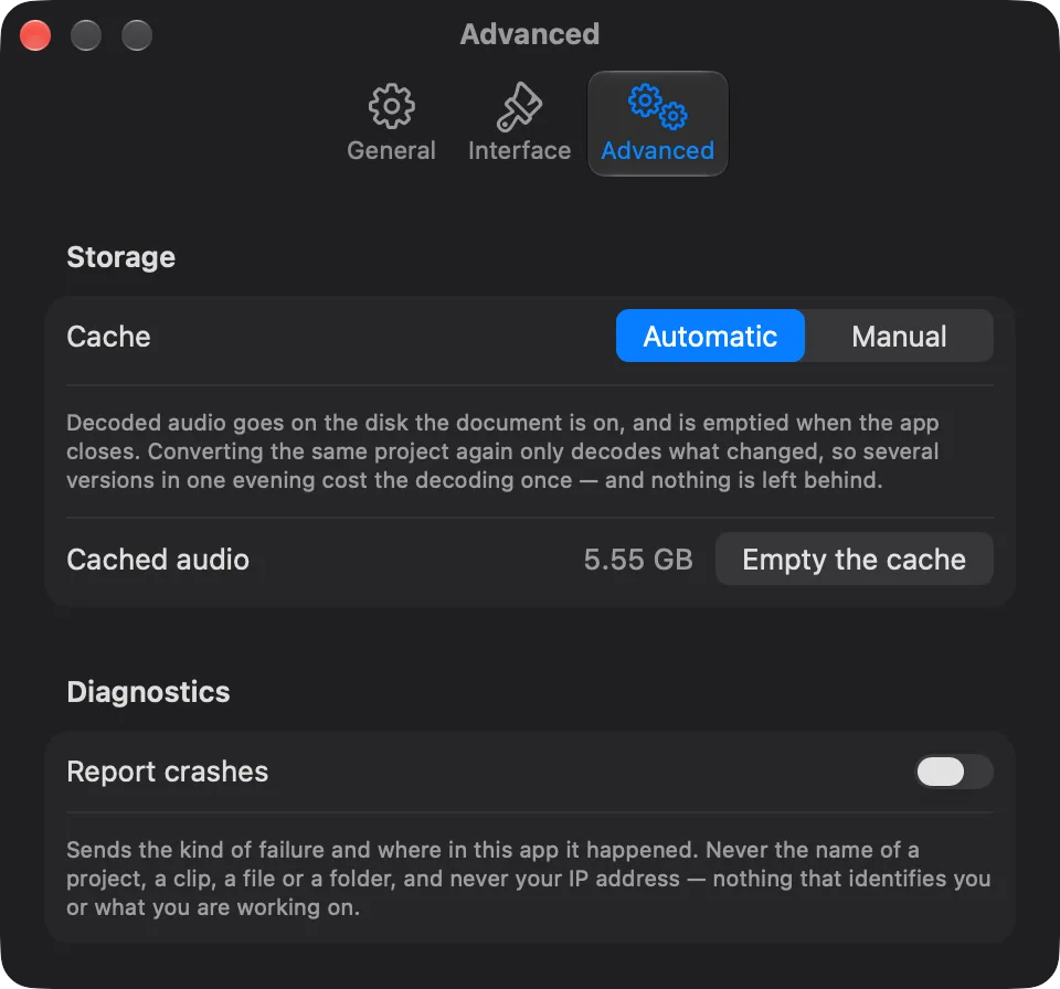 La pestaña Avanzado de la ventana de Ajustes de fcp2aaf: Almacenamiento, con la caché en automático, el audio decodificado en el disco donde está el documento y vaciado al cerrar la app, 5.55 GB de audio en caché con el botón que la vacía, y Diagnóstico, con el interruptor de informe de fallos apagado y lo que manda y lo que no.